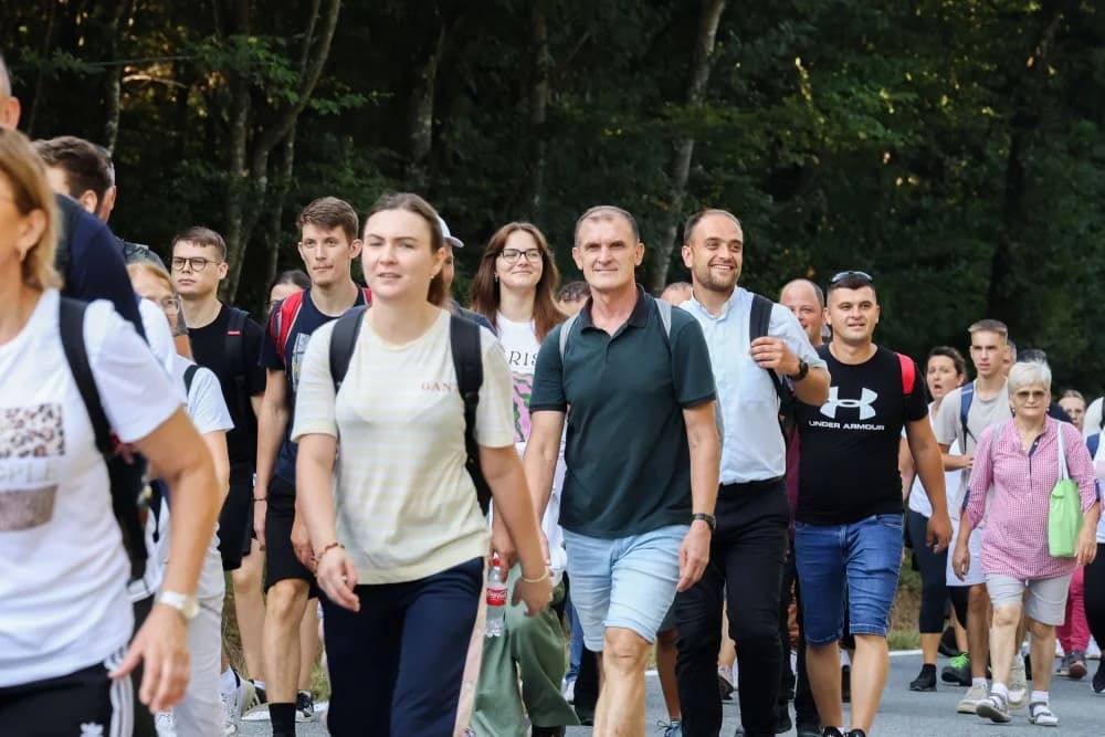 ZAJEDNIŠTVO NA PUTU: Brojni vjernici hodočaste prema voćinskom svetištu