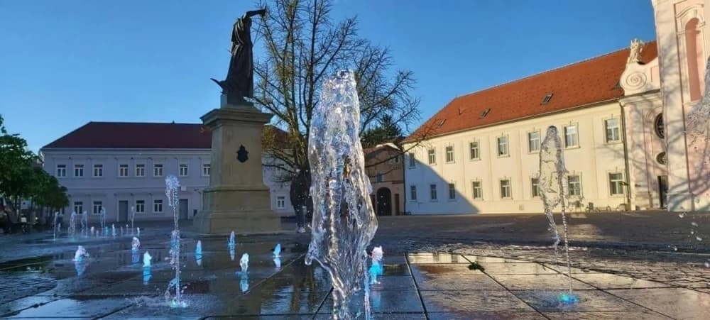 Požega, trg, fontana, ljeto