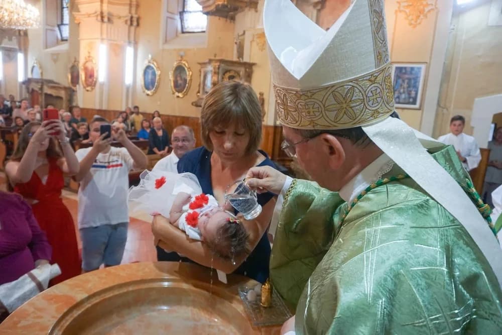 Biskup Ivo krstio peto dijete roditelja Bilešić u Starom Petrovom Selu
