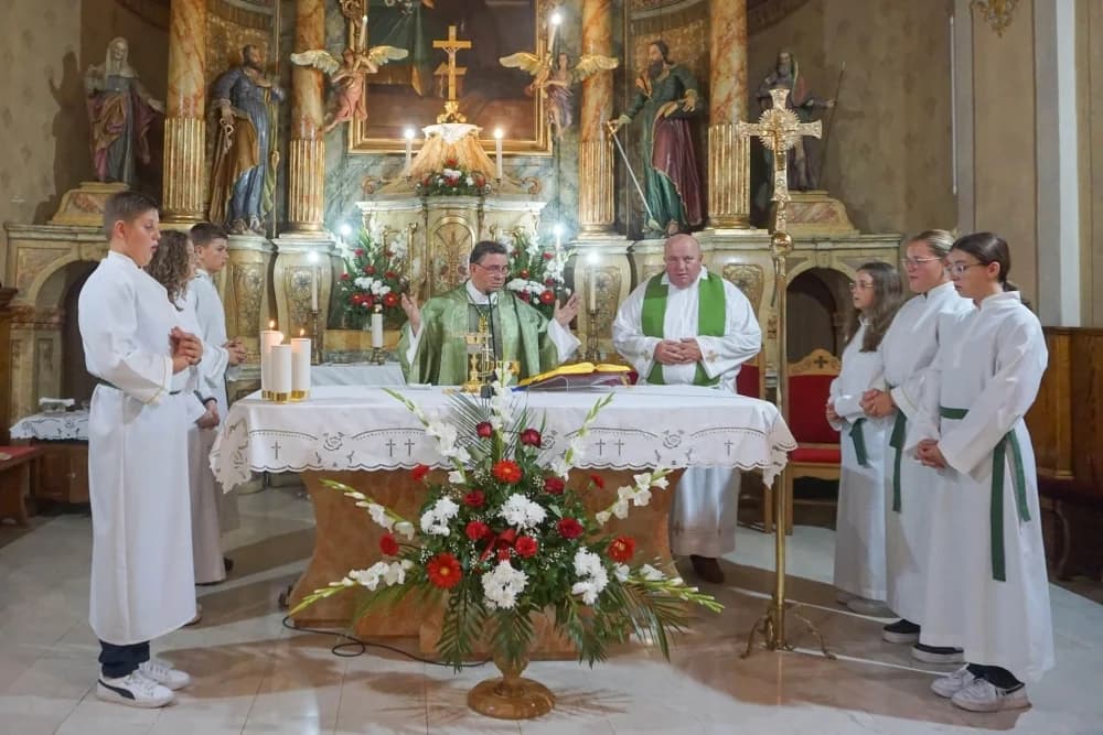 Biskup Ivo krstio peto dijete roditelja Bilešić u Starom Petrovom Selu