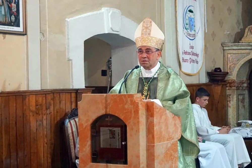 Biskup Ivo krstio peto dijete roditelja Bilešić u Starom Petrovom Selu