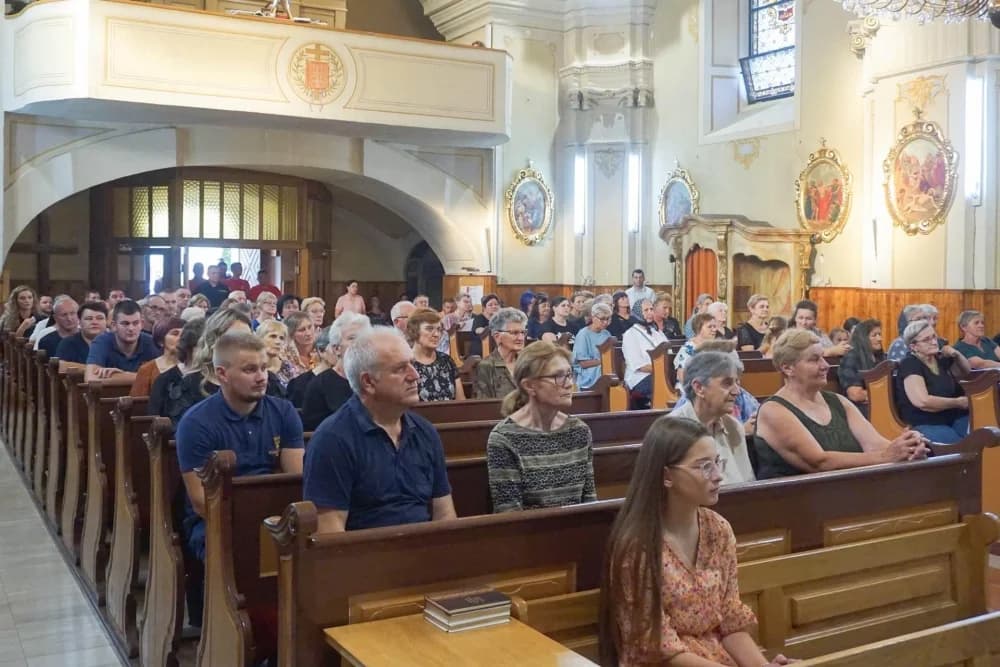 Biskup Ivo krstio peto dijete roditelja Bilešić u Starom Petrovom Selu