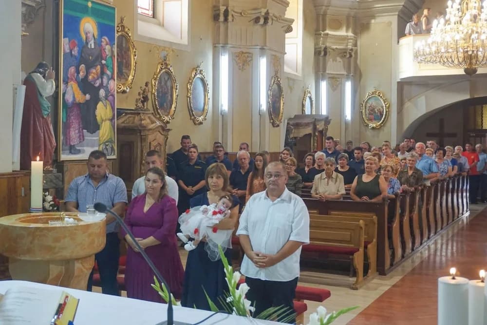Biskup Ivo krstio peto dijete roditelja Bilešić u Starom Petrovom Selu