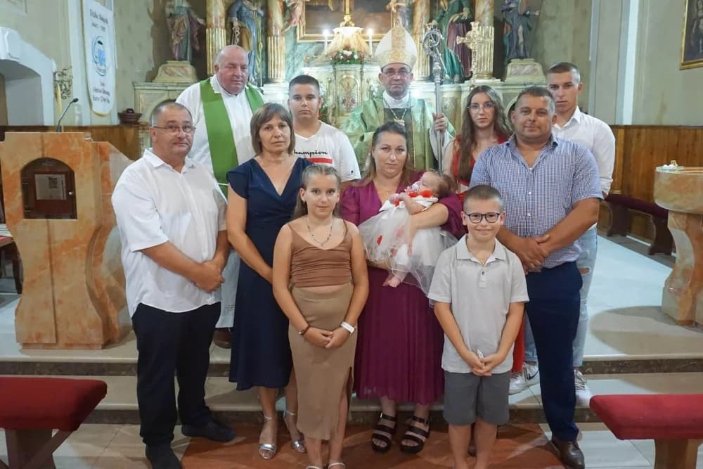 Biskup Ivo krstio peto dijete roditelja Bilešić u Starom Petrovom Selu