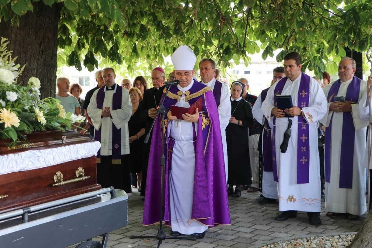 Sprovod majke pokojnog svećenika Pavla Primorca