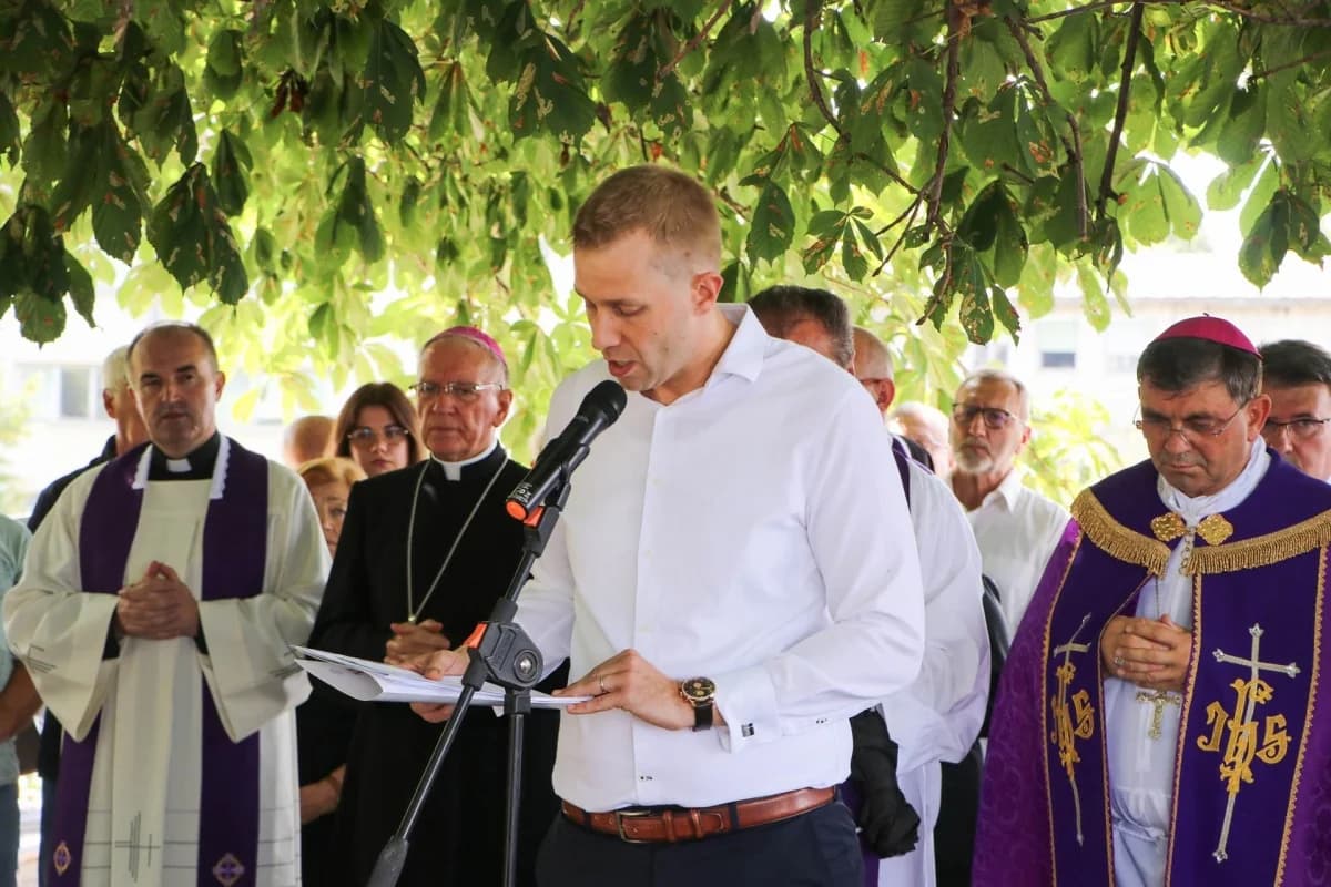 Sprovod majke pokojnog svećenika Pavla Primorca
