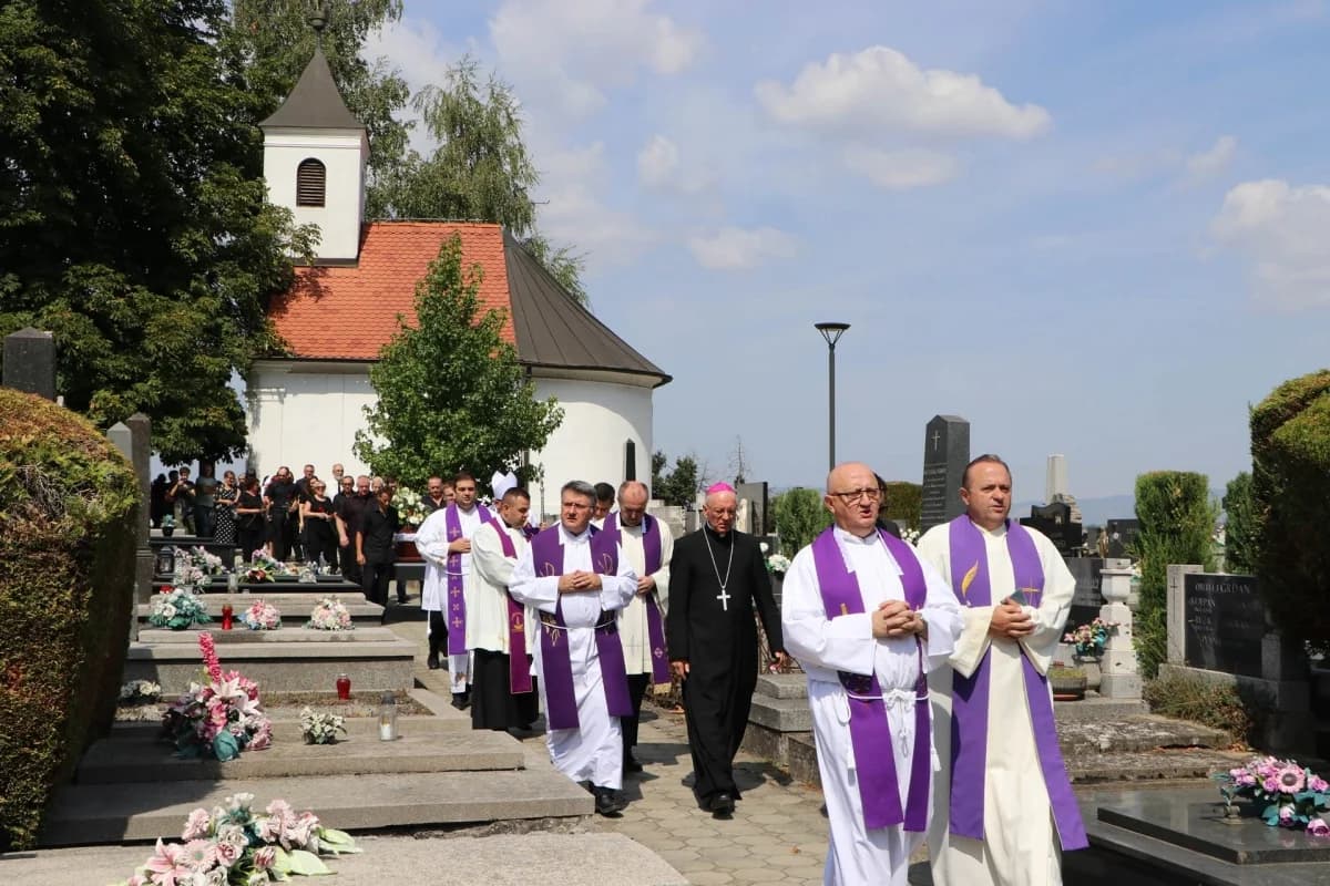 Sprovod majke pokojnog svećenika Pavla Primorca