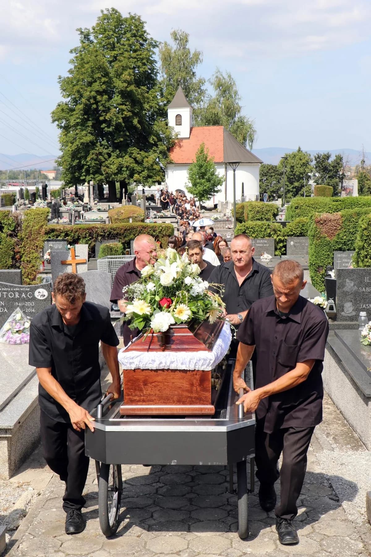 Sprovod majke pokojnog svećenika Pavla Primorca