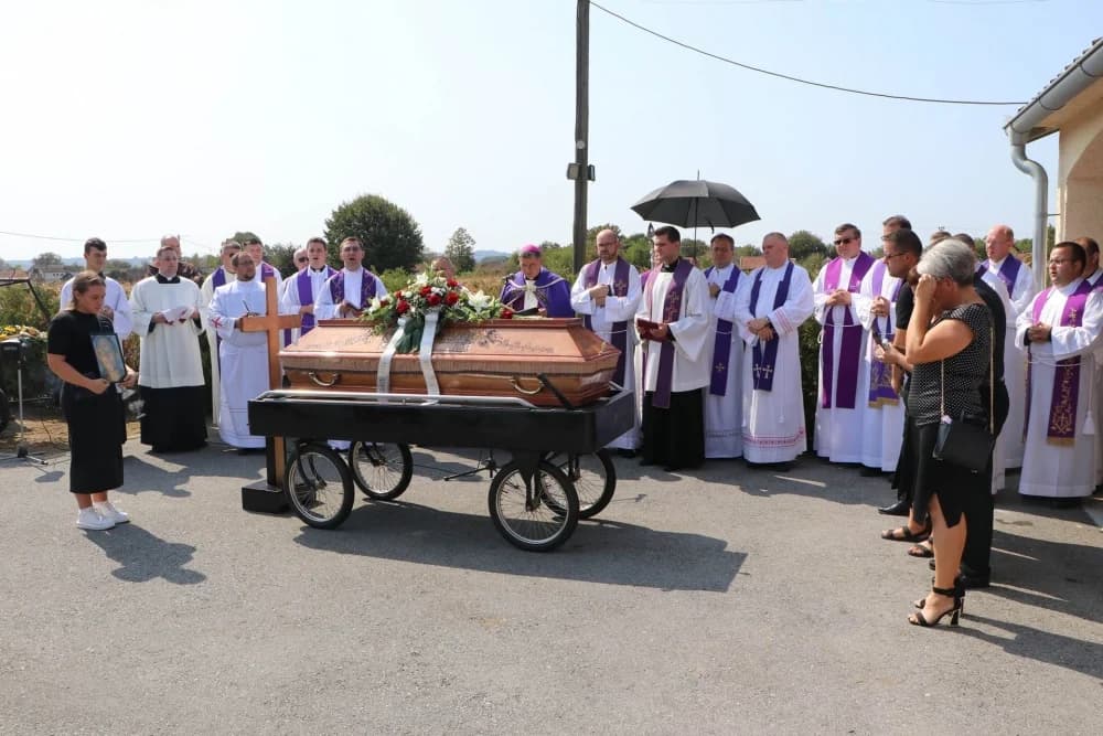 Sprovod oca svećenika Roberta Kupčaka