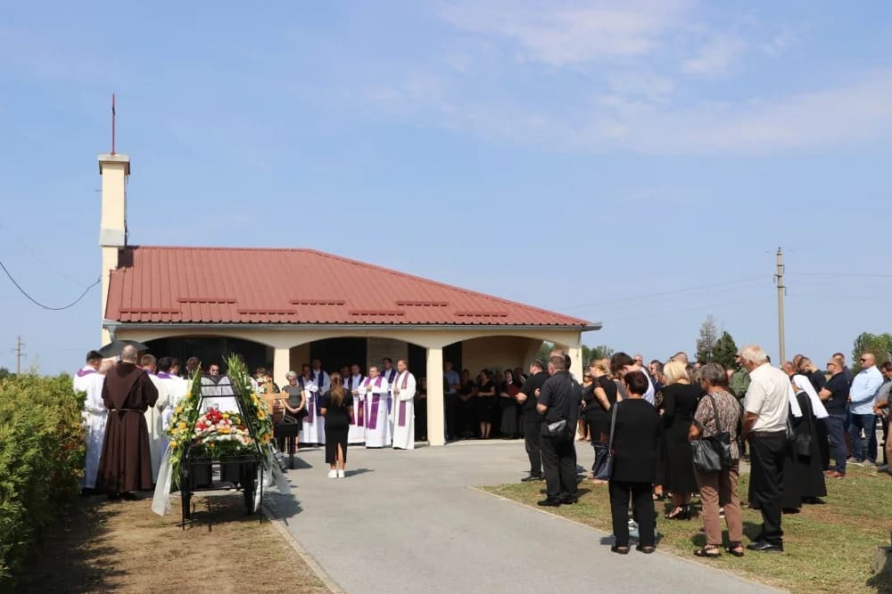 Sprovod oca svećenika Roberta Kupčaka