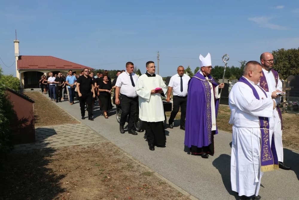 Sprovod oca svećenika Roberta Kupčaka