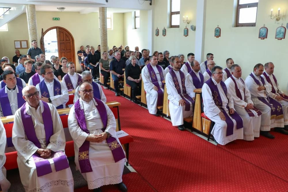 Sprovod oca svećenika Roberta Kupčaka