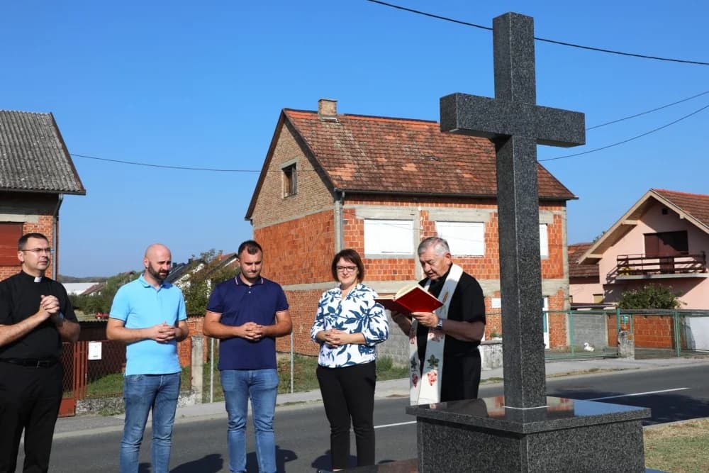 U prigodi devetnice Gospi od Suza blagoslovljen je i obnovljeni križ u ulici Matije Gupca u Pleternici