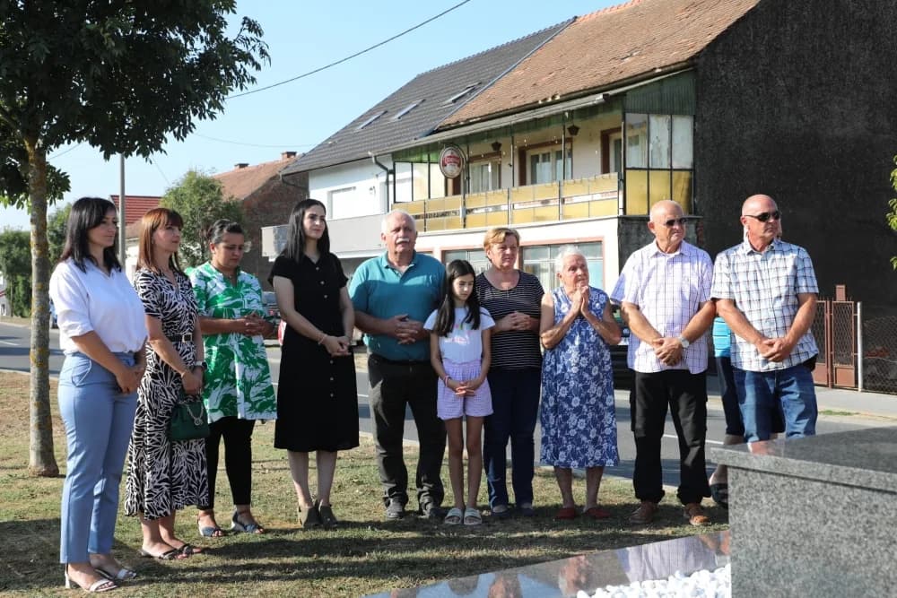 U prigodi devetnice Gospi od Suza blagoslovljen je i obnovljeni križ u ulici Matije Gupca u Pleternici
