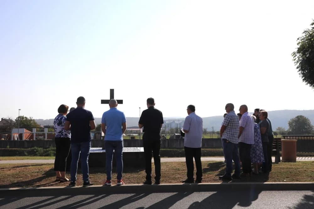 U prigodi devetnice Gospi od Suza blagoslovljen je i obnovljeni križ u ulici Matije Gupca u Pleternici
