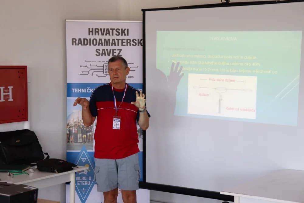 Mladi u Lipiku uče o ključnoj ulozi radioamatera u kriznim situacijama
