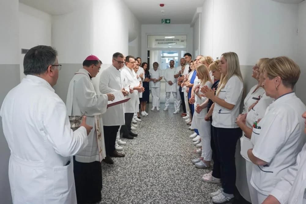 Biskup Martinović posjetio i blagoslovio obnovljeni odjel Opće županijske bolnice Požega