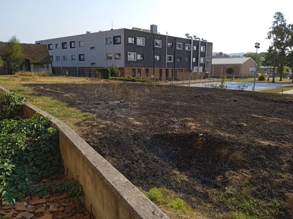 Tijekom zabrane paljenja vatre i usred grada spaljivao travu, prekršajno je prijavljen