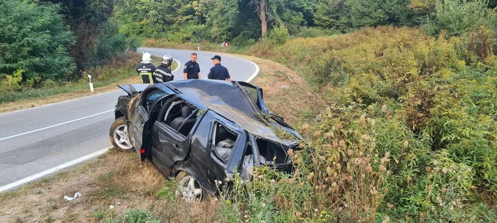 Pijan sletio s kolnika i nekoliko puta se prevrnuo, teško ozlijeđena putnica iz vozila