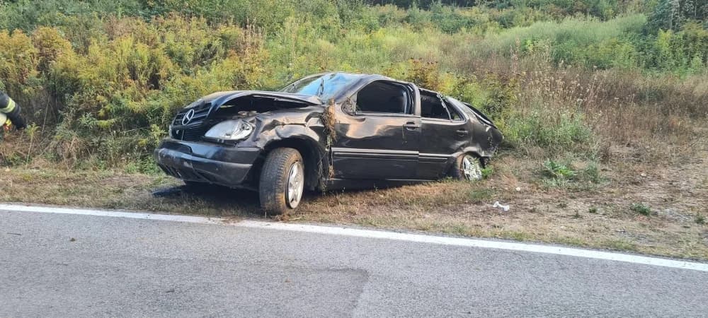 Pijan sletio s kolnika i nekoliko puta se prevrnuo, teško ozlijeđena putnica iz vozila