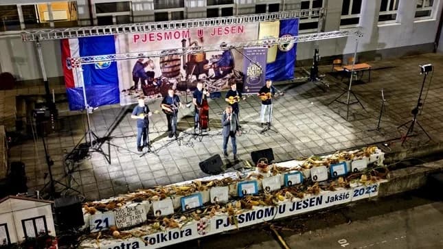 “Pjesmom u jesen” – tradicijski spektakl i ove godine u Zlatnoj Slavoniji