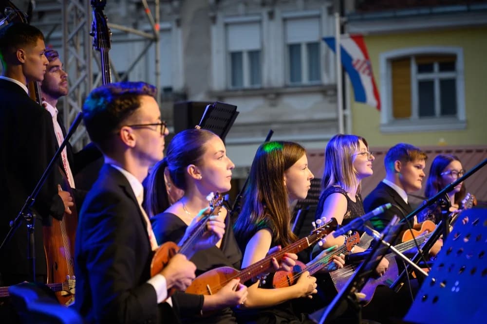 Škoro oduševio novom pjesmom ’Baja’ na završnoj večeri Zlatnih žica Slavonije