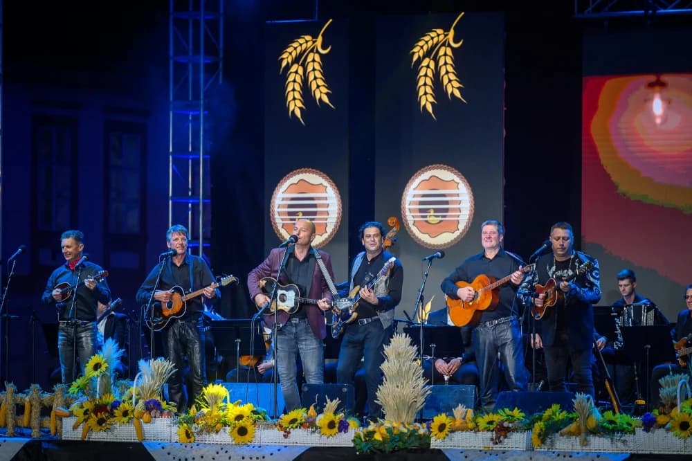 Škoro oduševio novom pjesmom ’Baja’ na završnoj večeri Zlatnih žica Slavonije