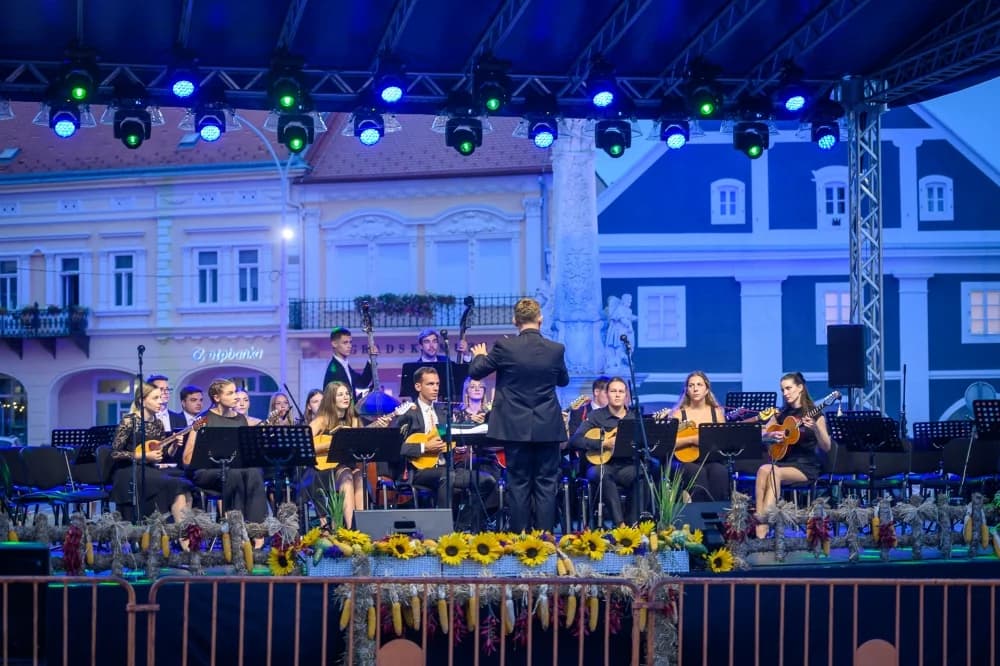 Škoro oduševio novom pjesmom ’Baja’ na završnoj večeri Zlatnih žica Slavonije