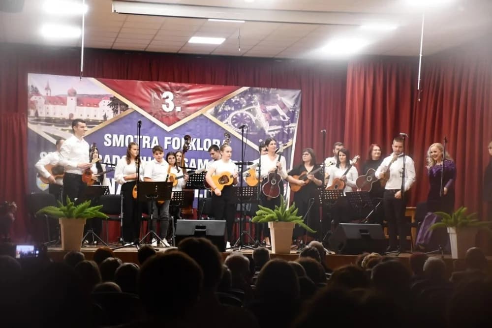 Održana 3. smotra folklora starogradskih pjesama i plesova “Na te mislim”