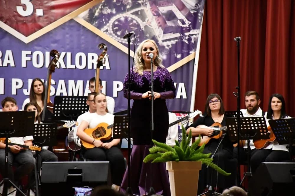 Održana 3. smotra folklora starogradskih pjesama i plesova “Na te mislim”