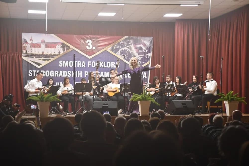 Održana 3. smotra folklora starogradskih pjesama i plesova “Na te mislim”