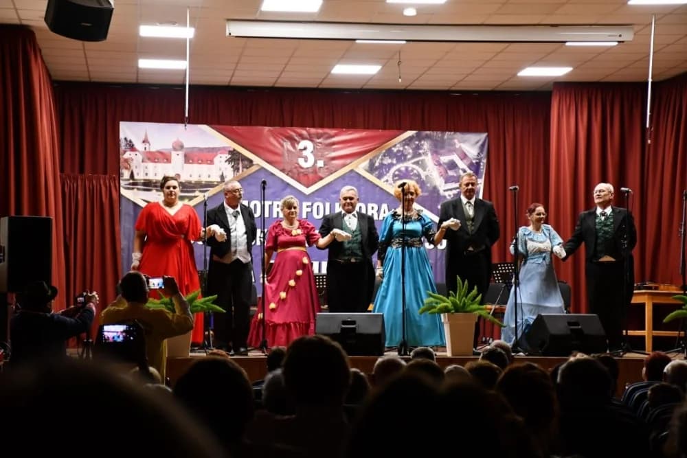 Održana 3. smotra folklora starogradskih pjesama i plesova “Na te mislim”
