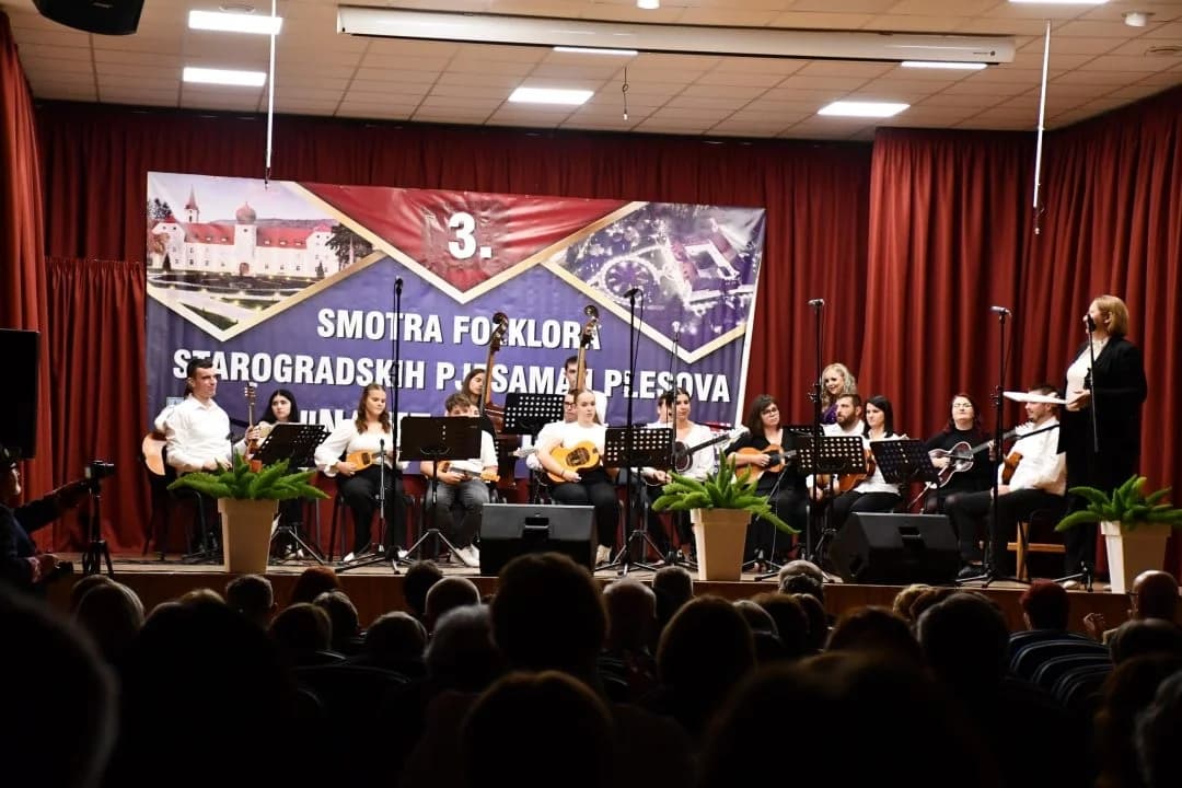 Održana 3. smotra folklora starogradskih pjesama i plesova “Na te mislim”