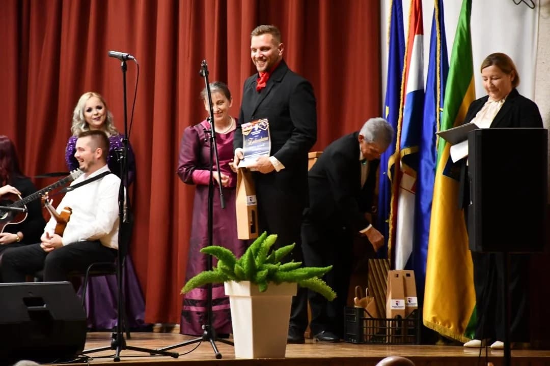 Održana 3. smotra folklora starogradskih pjesama i plesova “Na te mislim”