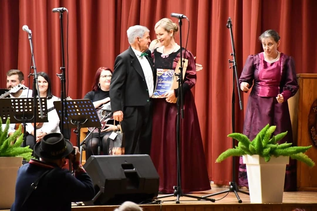 Održana 3. smotra folklora starogradskih pjesama i plesova “Na te mislim”
