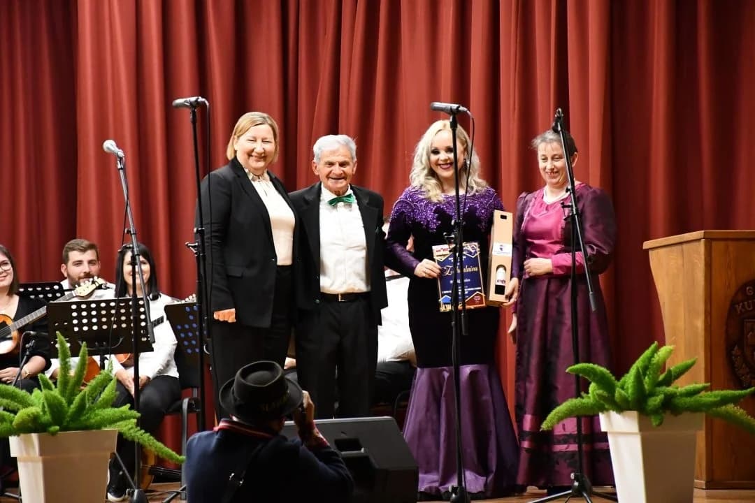 Održana 3. smotra folklora starogradskih pjesama i plesova “Na te mislim”
