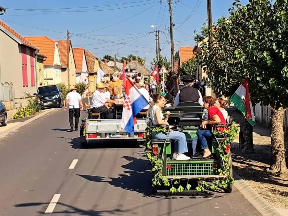 Članovi Društva Mađara Pakrac na berbenim svečnostima u Csepregu