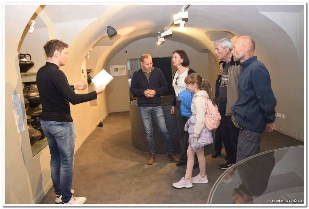 Čileanska stolnotenisačica hrvatskih korijena posjetila Gradski muzej Požega