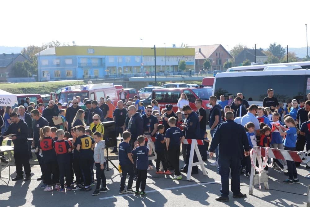 FOTO: Pleternica domaćin 15. županijskog natjecanja vatrogasne mladeži i pomlatka