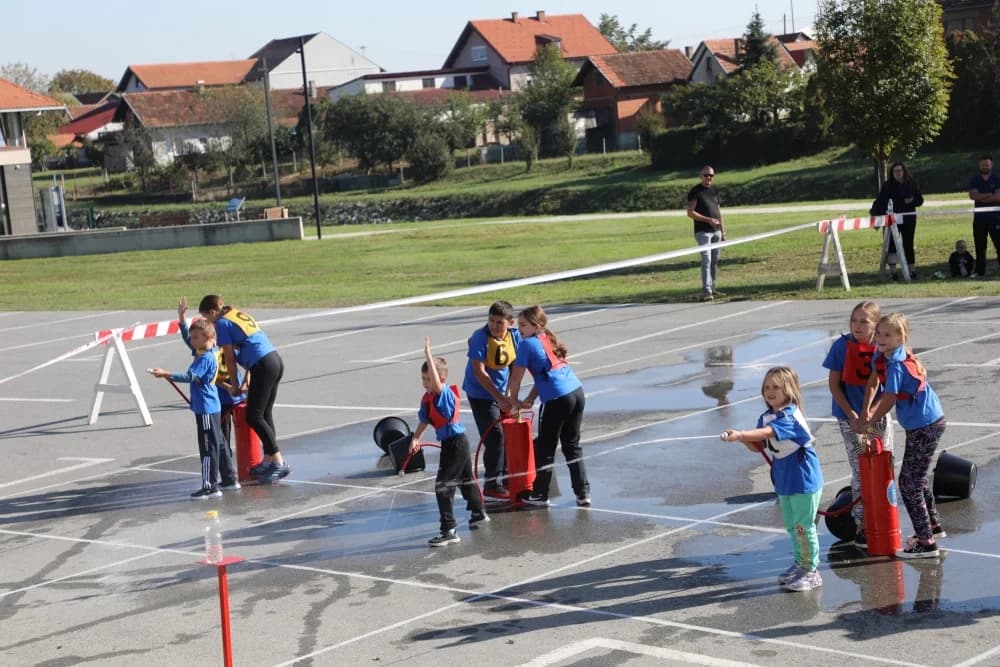 FOTO: Pleternica domaćin 15. županijskog natjecanja vatrogasne mladeži i pomlatka