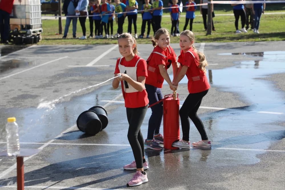 FOTO: Pleternica domaćin 15. županijskog natjecanja vatrogasne mladeži i pomlatka
