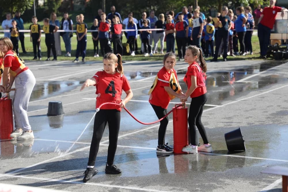 FOTO: Pleternica domaćin 15. županijskog natjecanja vatrogasne mladeži i pomlatka