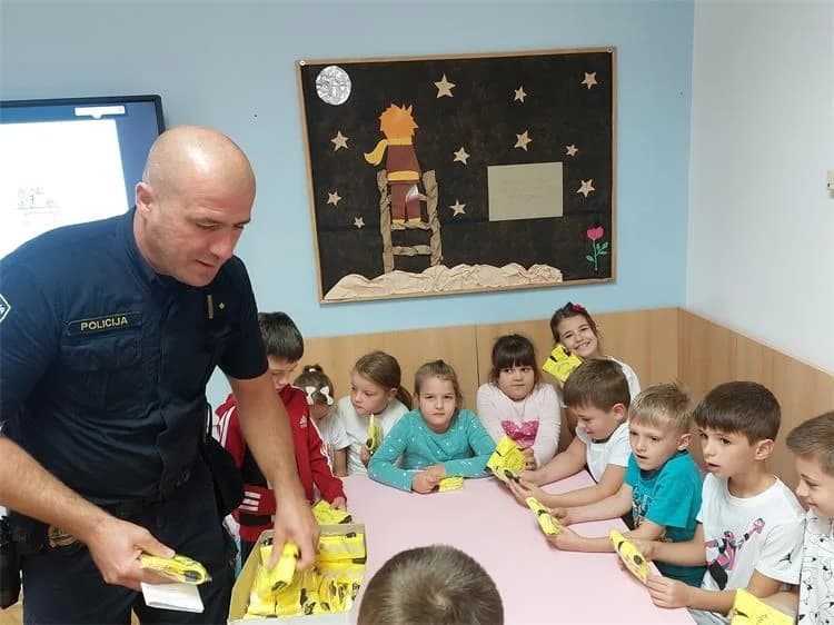 Policajci Ivan i Vlatko učenicima prvih razreda održali edukativno predavanje ’Poštujte naše znakove!’