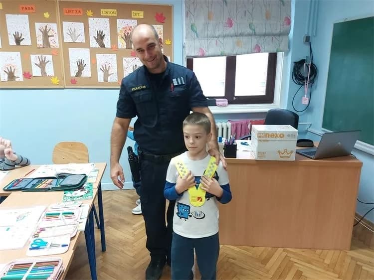 Policajci Ivan i Vlatko učenicima prvih razreda održali edukativno predavanje ’Poštujte naše znakove!’