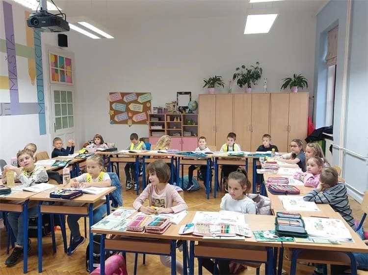 Policajci Ivan i Vlatko učenicima prvih razreda održali edukativno predavanje ’Poštujte naše znakove!’