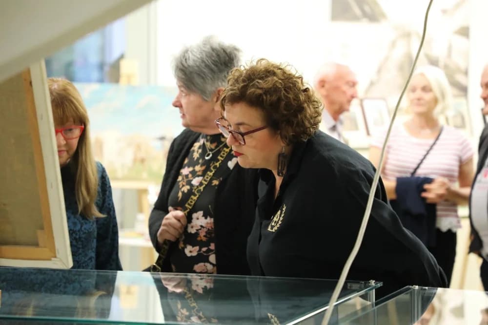 U Hrvatskoj knjižnici i čitaonici u Pleternici otvorena je izložba ’Iz zbirke Milana Bajta (1957.-2023.)’