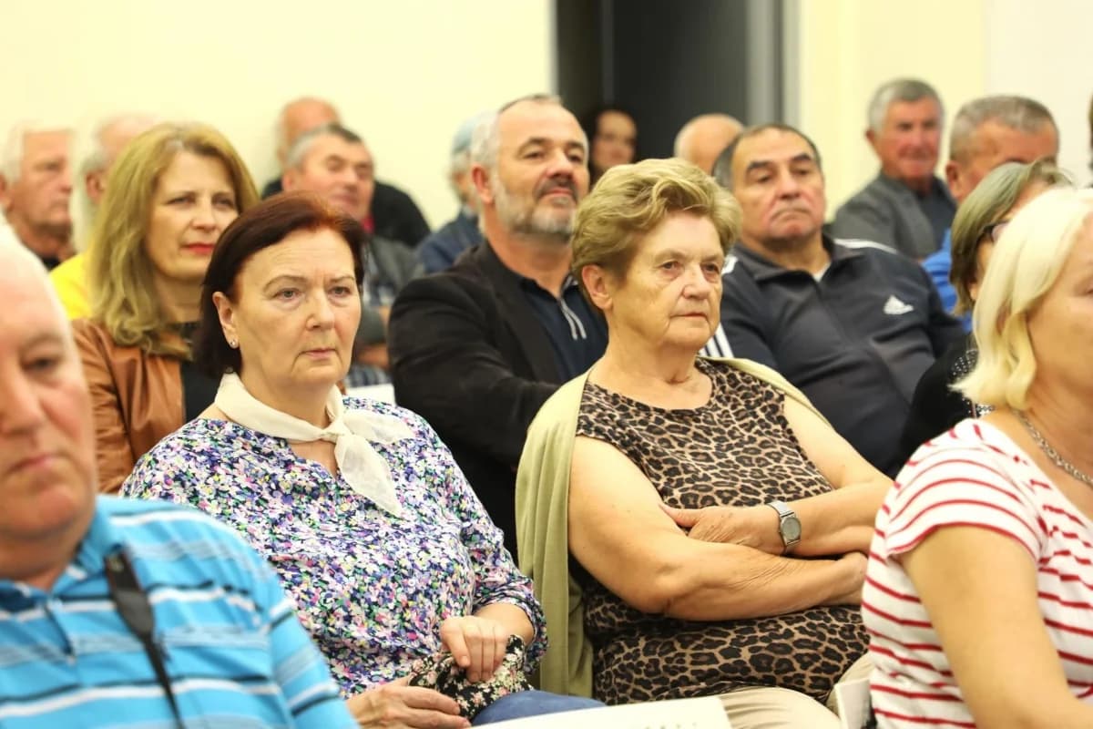 U Hrvatskoj knjižnici i čitaonici u Pleternici otvorena je izložba ’Iz zbirke Milana Bajta (1957.-2023.)’