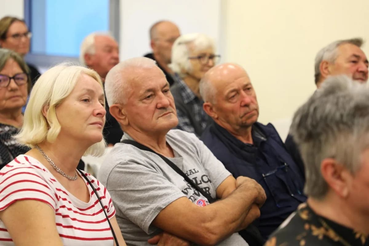 U Hrvatskoj knjižnici i čitaonici u Pleternici otvorena je izložba ’Iz zbirke Milana Bajta (1957.-2023.)’
