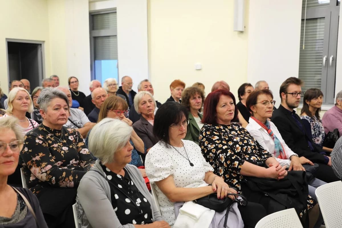 U Hrvatskoj knjižnici i čitaonici u Pleternici otvorena je izložba ’Iz zbirke Milana Bajta (1957.-2023.)’