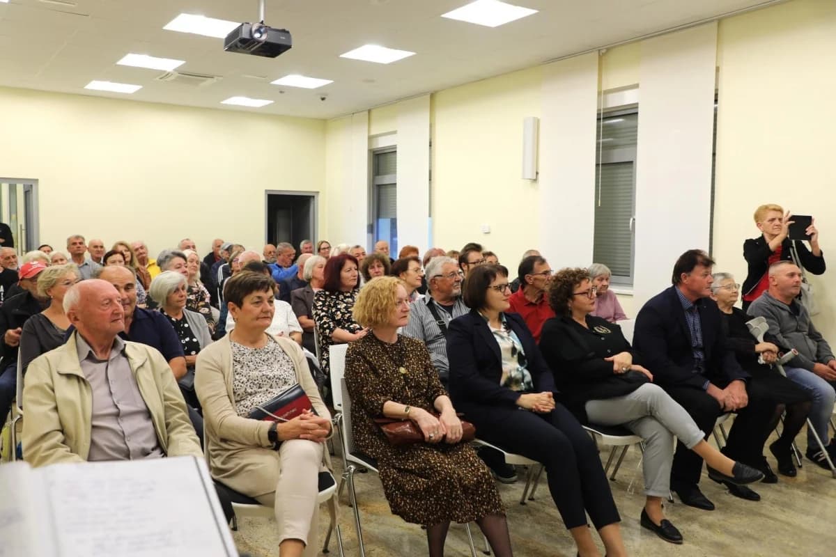 U Hrvatskoj knjižnici i čitaonici u Pleternici otvorena je izložba ’Iz zbirke Milana Bajta (1957.-2023.)’